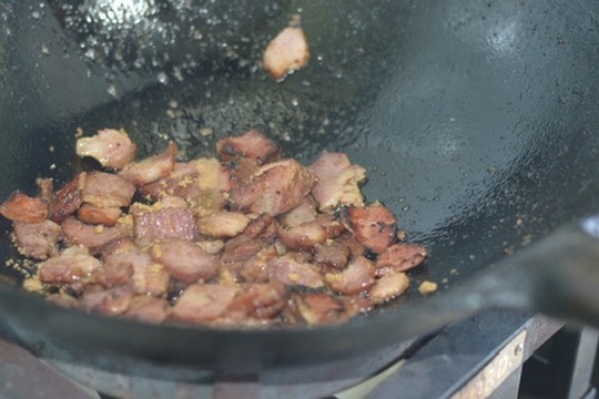 Smoked pork belly searing in the wok at Big Island Smokehouse, Hilo Hawaii